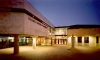 Le hall, vu depuis la cour
